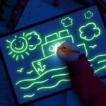 ⁦Planche à dessin graffiti lumineux pour enfants avec stylo UV⁩ - الصورة ⁦5⁩